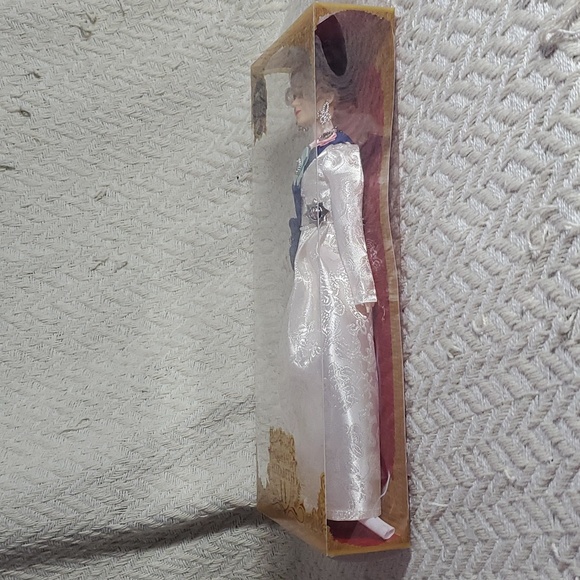 Barbie Queen Elizabeth II 70TH Anniversary Doll - Picture 6 of 11